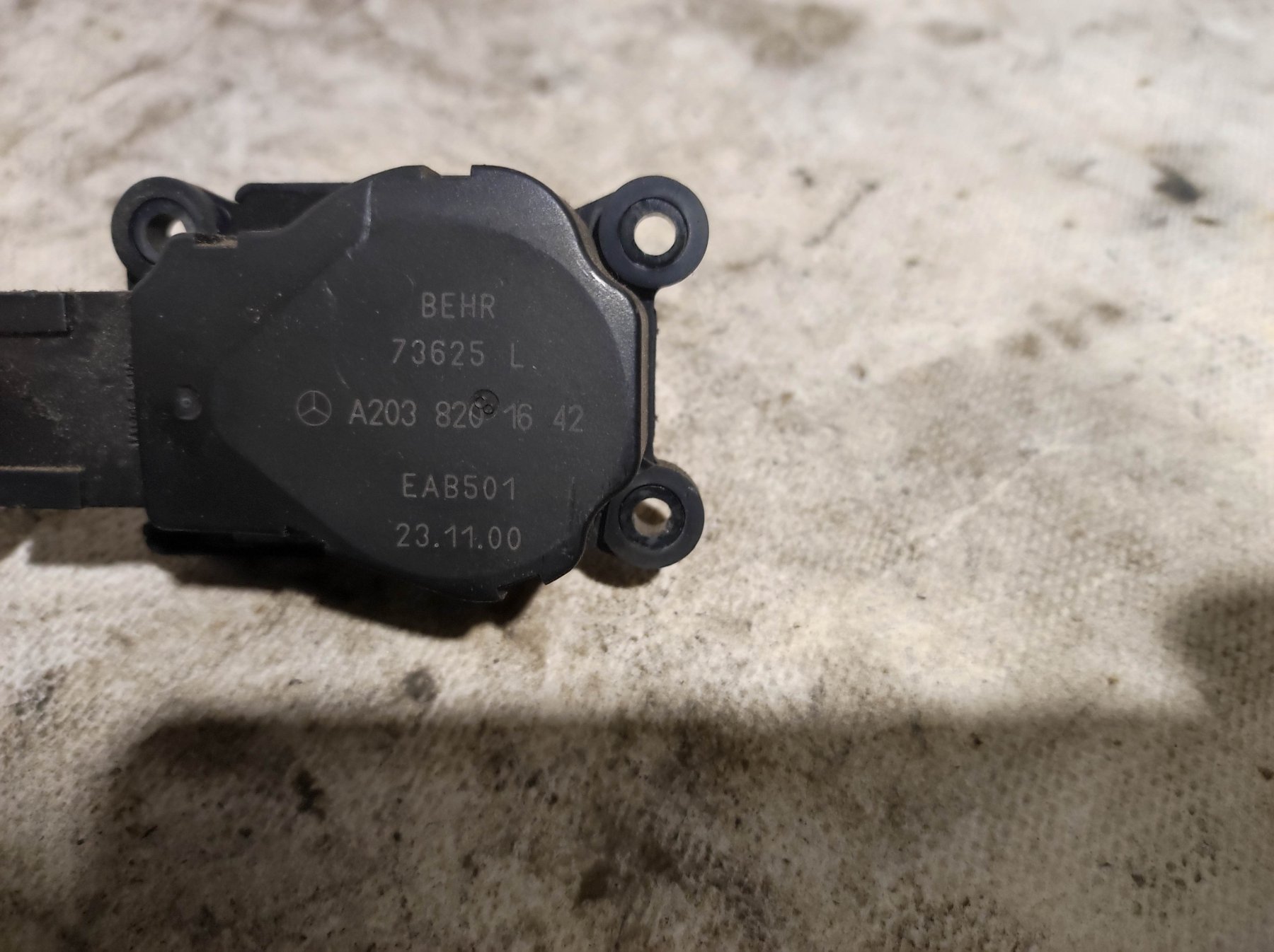 мотор заслінки печі; привід системи автоматичного управління обігрівачем; двигун заслінки печі Mercedes-Benz E-Class W211 (2002-2009) A2038201642