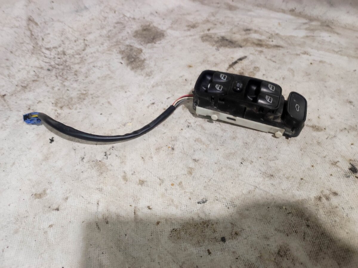 Кнопковий блок управління склопідіймачами Mercedes-Benz  A2038210679