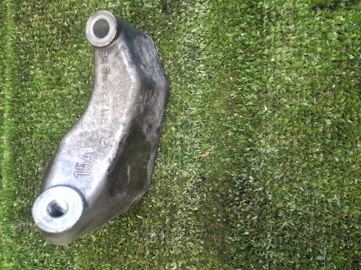 Кронштейн компресора кондиціонер Mercedes-Benz ML-Class W163 1997-2005 A6112340239