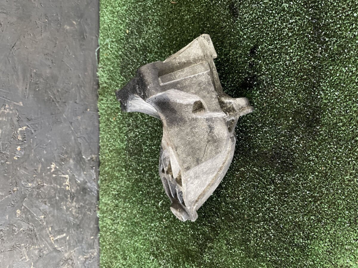 Кронштейн двигуна лівий Mercedes-Benz Sprinter W906 (2006-2018) A6512231704