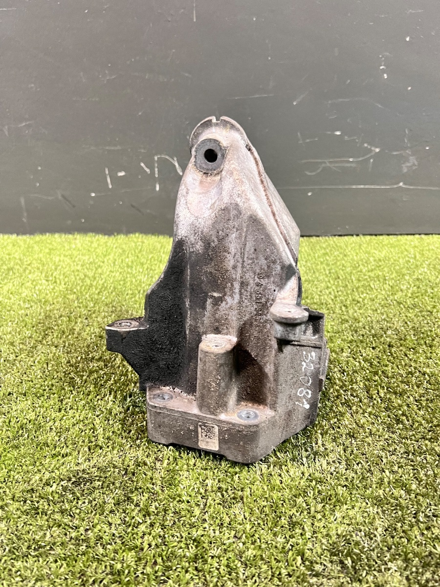 Кронштейн подушки двигуна лівий Mercedes-Benz Sprinter W906 (2006-2018) A6512231704