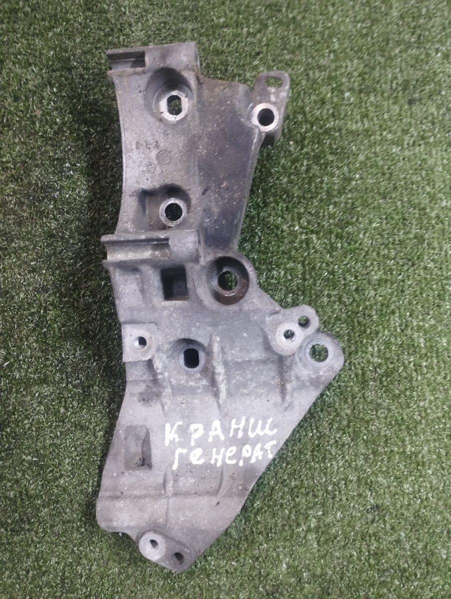 Кронштейн генератора-кондиціонера Nissan Juke F15 (2010-2019) 8200695957