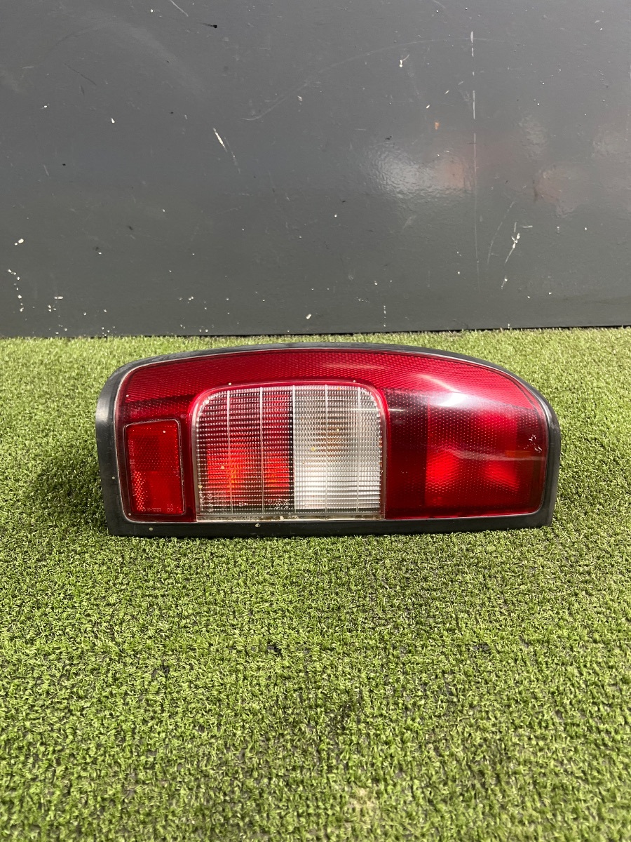 Фара задня ліва Nissan Navara D22 (1997-2014) 265553S225