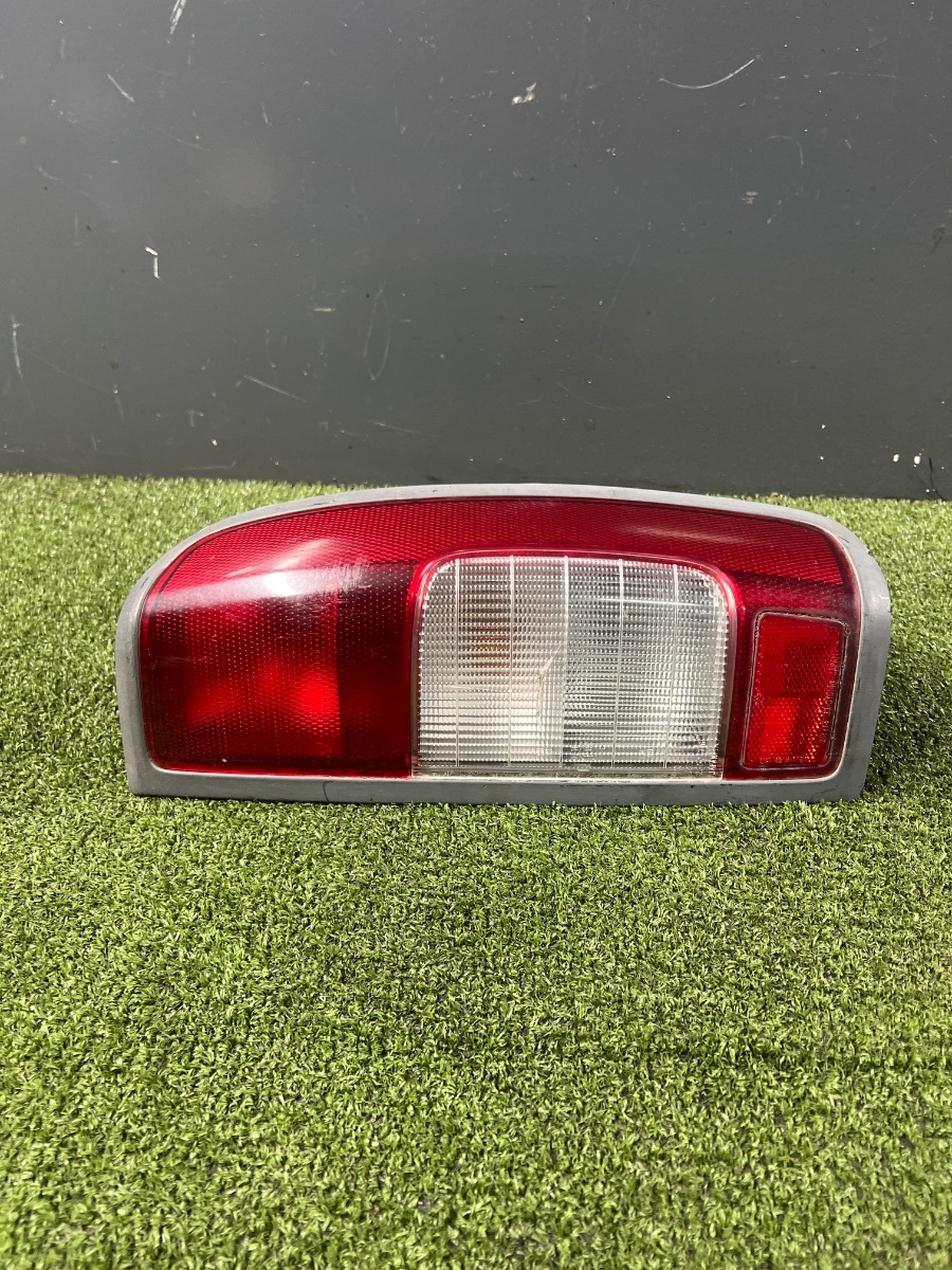 Фара задня права Nissan Navara D22 (1997-2014) 265503S225