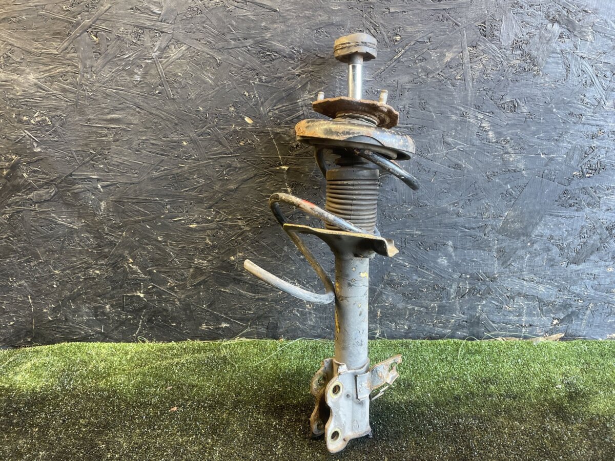 Амортизатор передній правий (дефект пружина) Nissan X-Trail T30 (2001-2007) 543028H725