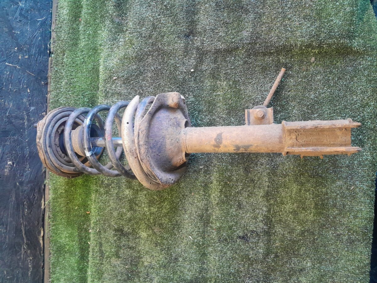 Амортизатор задній лівий голий без пружини Nissan X-Trail T30 (2001-2007) 553038H327