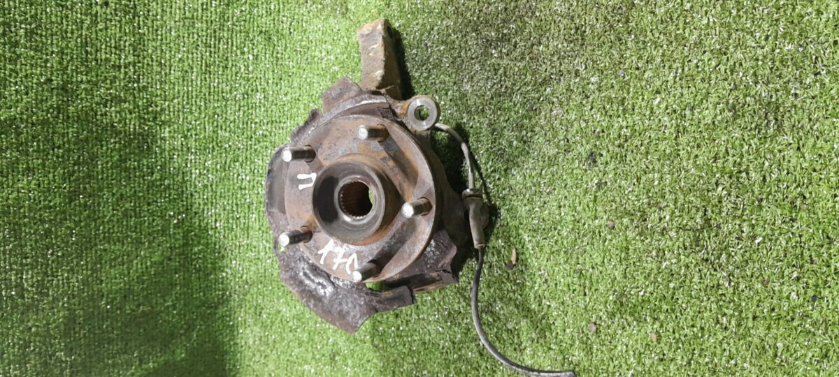 Цапфа передня права Nissan X-Trail T30 (2001-2007) 400148H300