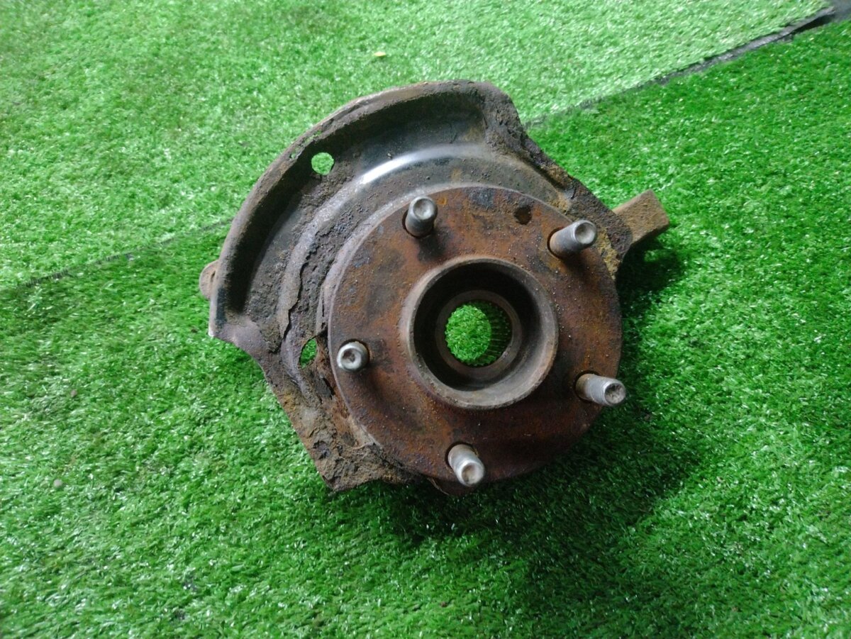 Цапфа передня права Nissan X-Trail T30 (2001-2007) 400148H300