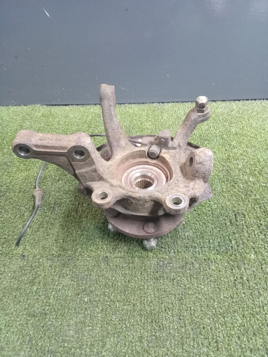 Цапфа передня права Nissan X-Trail T30 (2001-2007) 400148H300