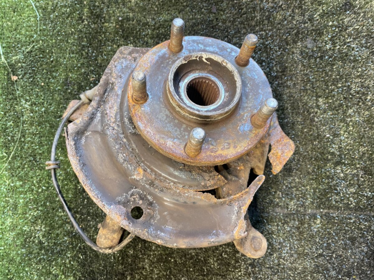 Цапфа  передній правий  Nissan X-Trail T30 (2001-2007) 400148H300