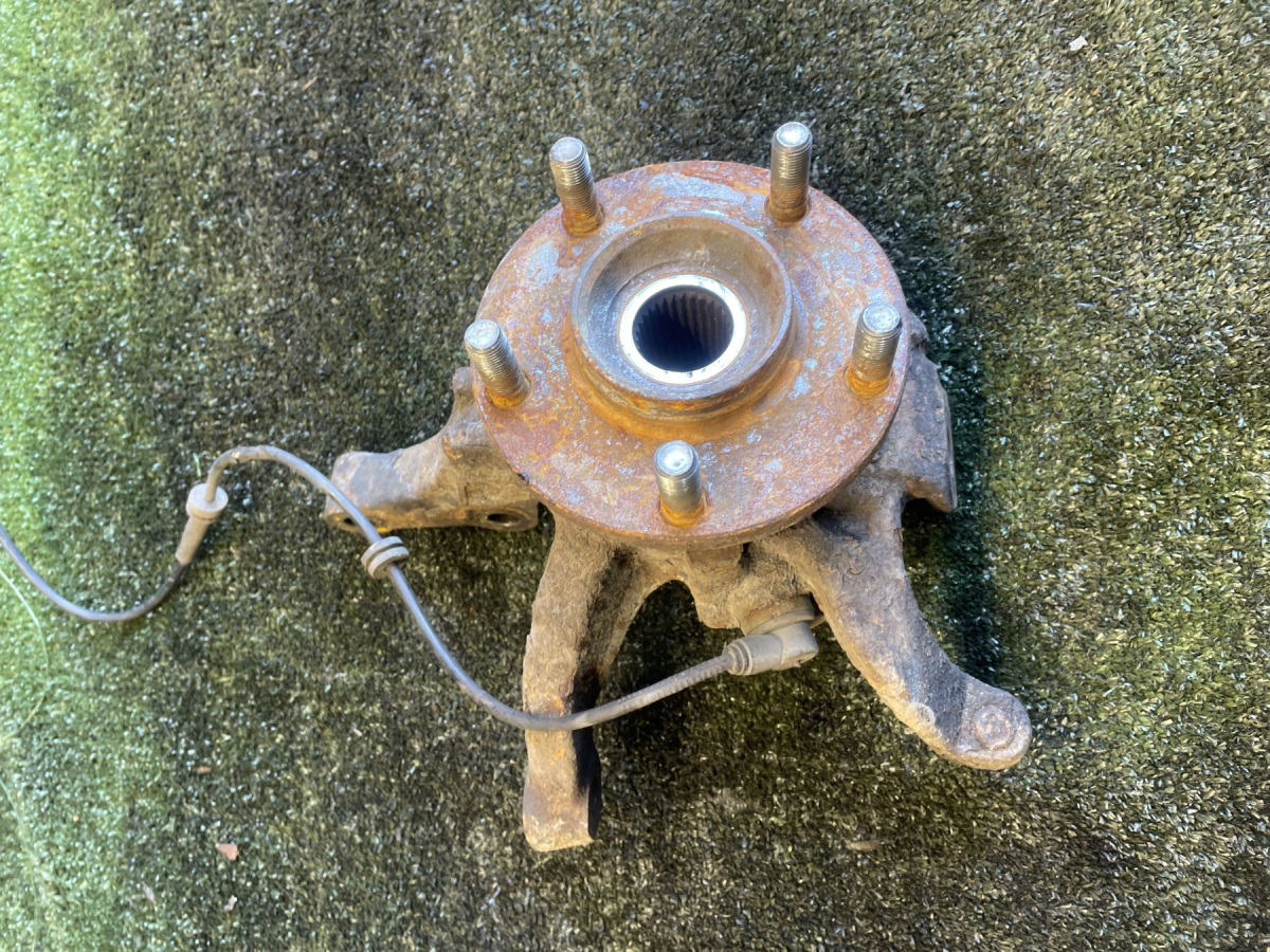 Цапфа передній правий Nissan X-Trail T30 (2001-2007) 400148H300