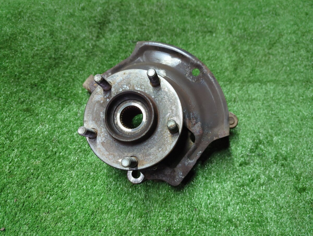 Цапфа (поворотний кулак) передній лівий Nissan X-Trail T30 (2001-2007) 400158H300