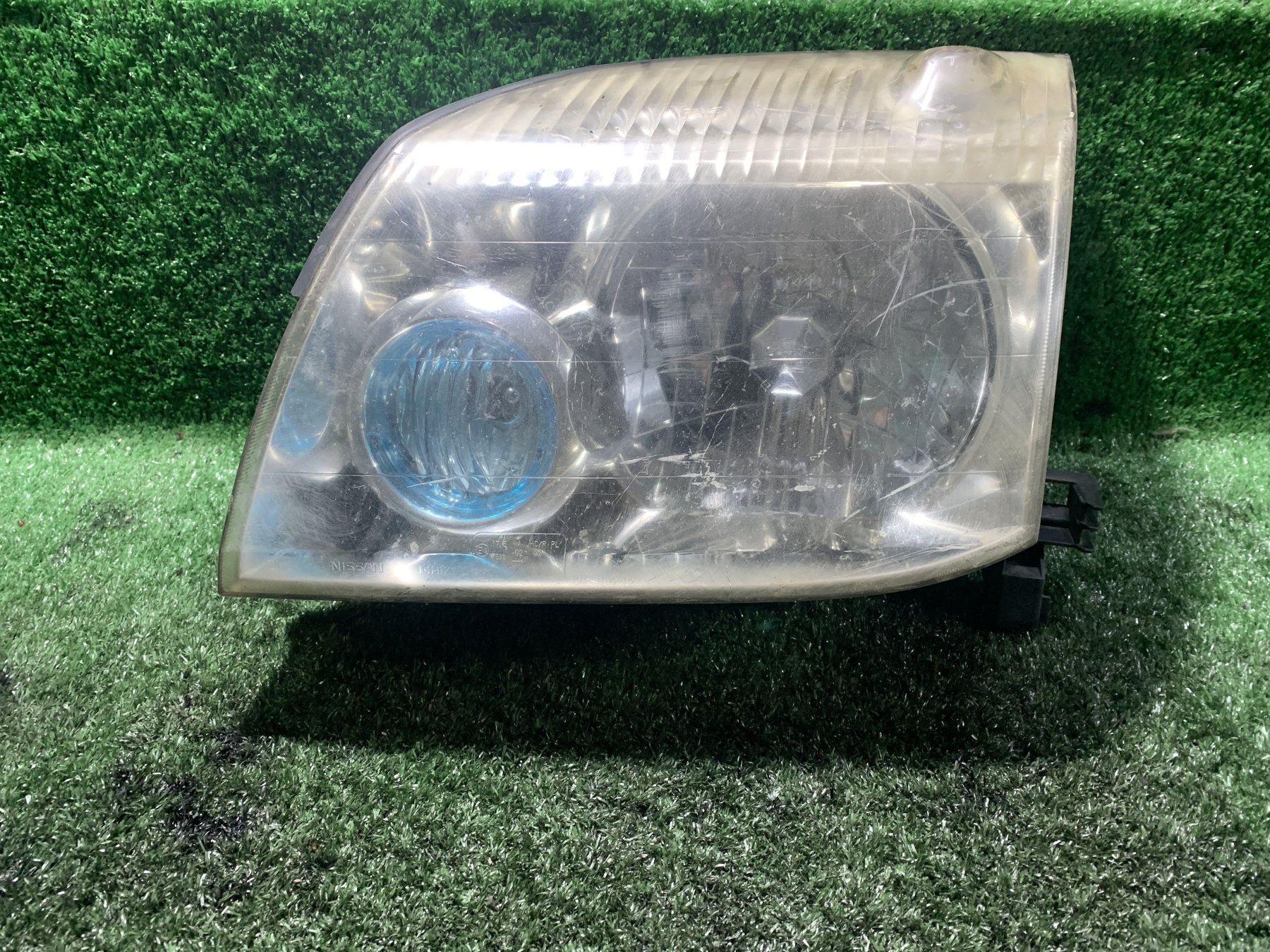 Фара ліва (дефект подряпини та надломане кріплення ) Nissan X-Trail T30 (2001-2007) 260608H925