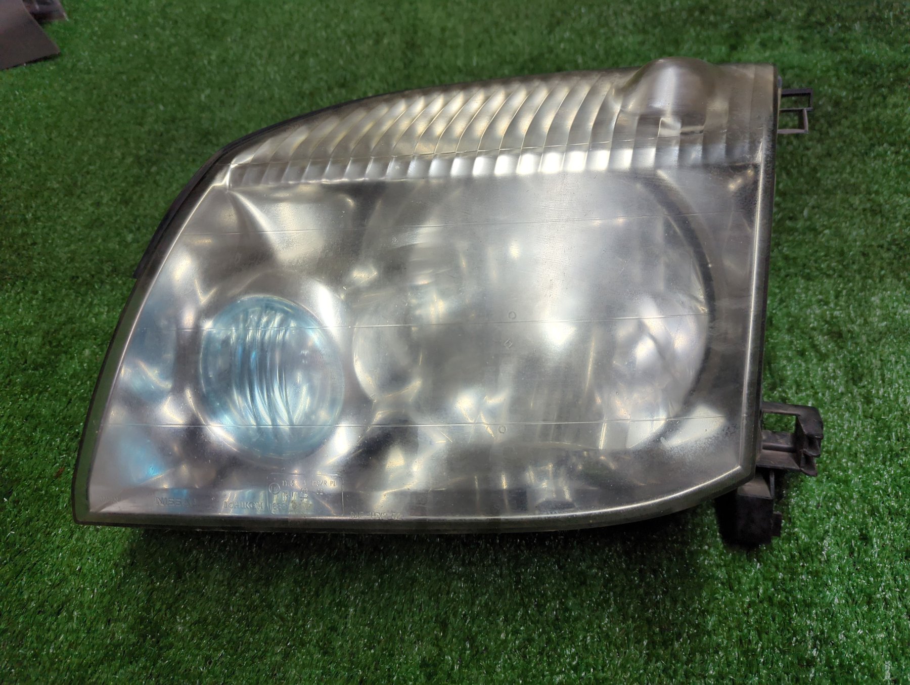 Фара передня ліва (дефект пролом у пластику) Nissan X-Trail T30 (2001-2007) 260608H925