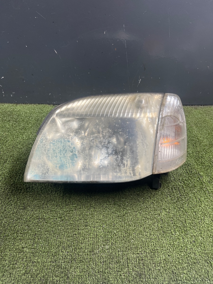 Фара передня ліва з покажчиком повороту (дефект) Nissan X-Trail T30 (2001-2007) 260608H925