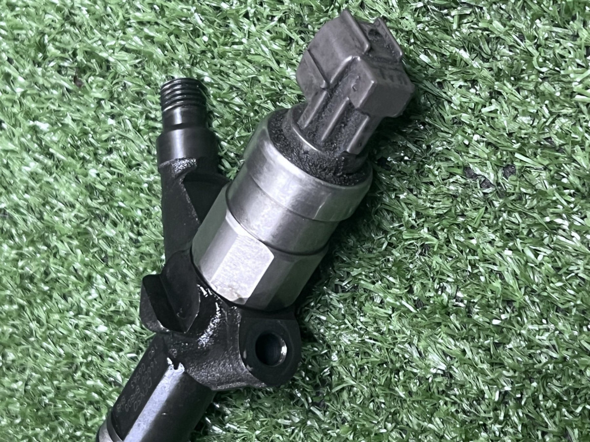 Форсунка паливна Nissan X-Trail T30 (2001-2007) 166008H800