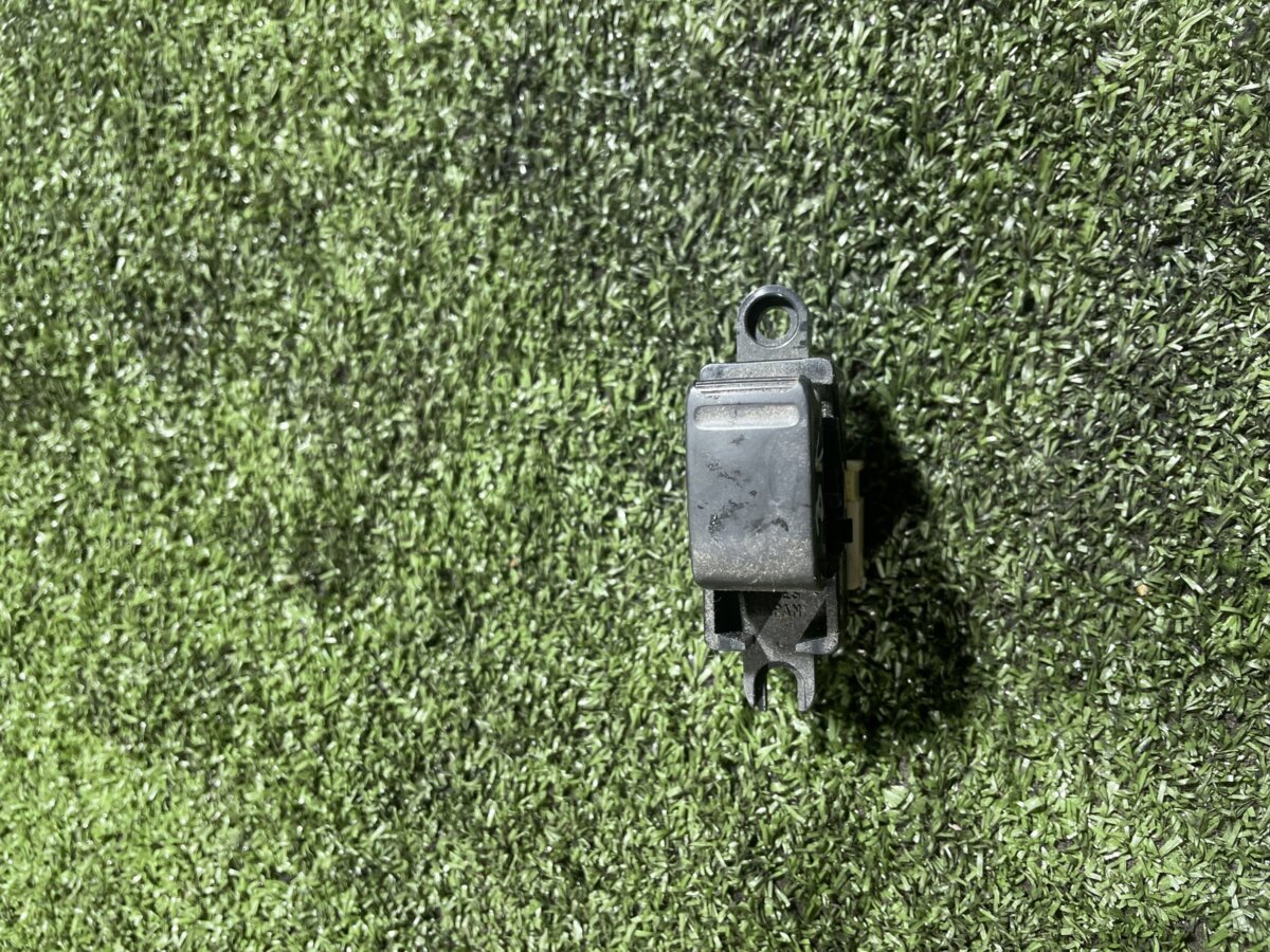 Кнопка скло підйомника задня Nissan X-Trail T30 (2001-2007) 254110V000