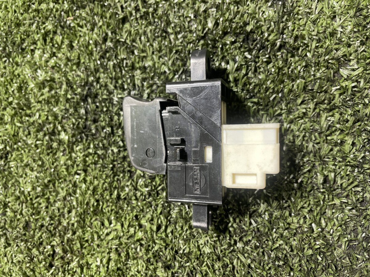 Кнопка скло підйомника задня Nissan X-Trail T30 (2001-2007) 254110V000