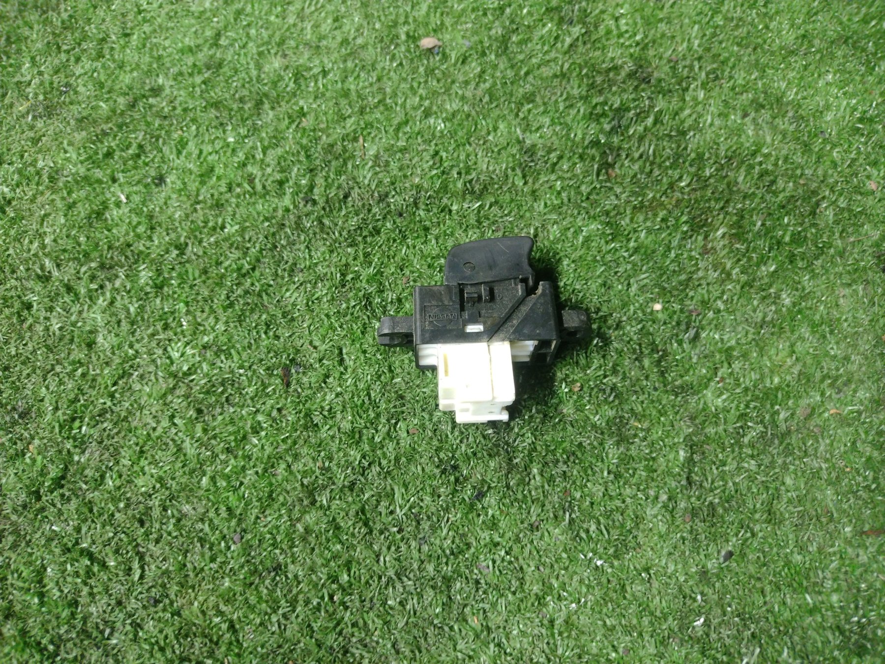 Кнопка стіклопідйомника пасажирська Nissan X-Trail T30 (2001-2007) 254110V000