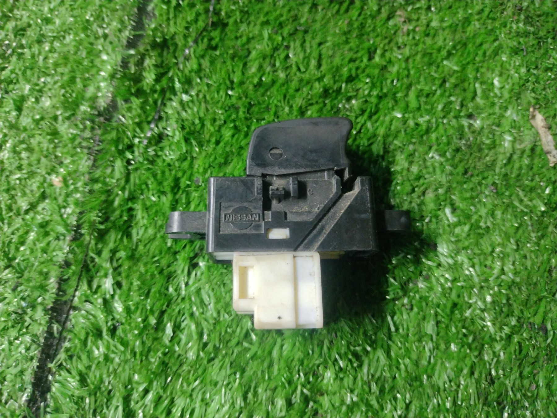 Кнопка стіклопідйомника задня ліва /права передня права Nissan X-Trail T30 (2001-2007) 254110V000