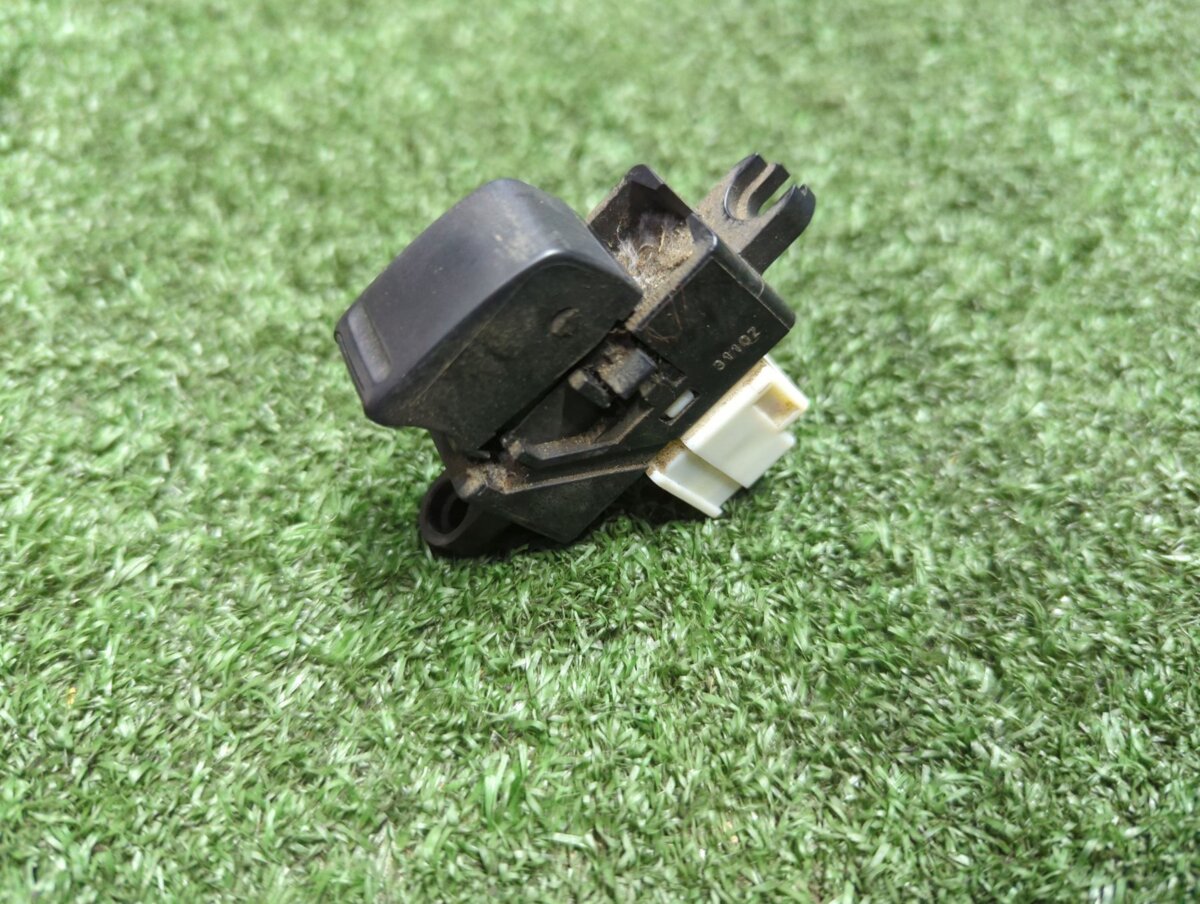 Кнопка стіклопідйомника задня ліва /права передня права Nissan X-Trail T30 (2001-2007) 254110V000