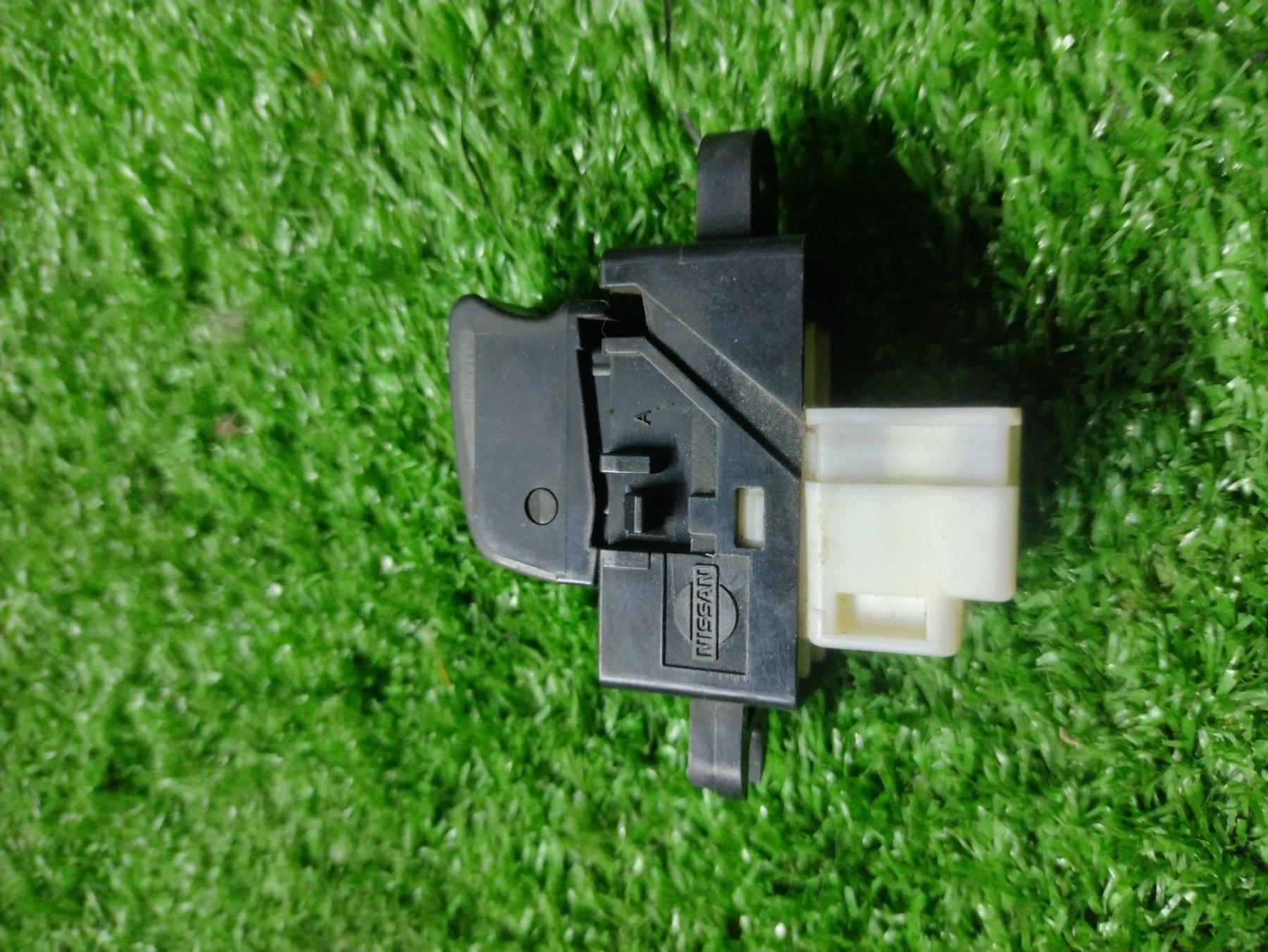 Кнопка стіклопідйомника задніх правих дверей Nissan X-Trail T30 (2001-2007) 254110V000