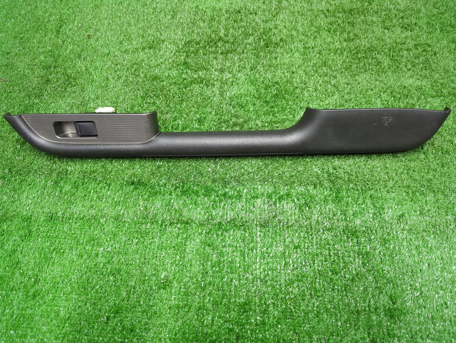 Накладка права задня з кнопкою склопідйомника 829488H300X Nissan X-Trail T30 (2001-2007) 254110V000