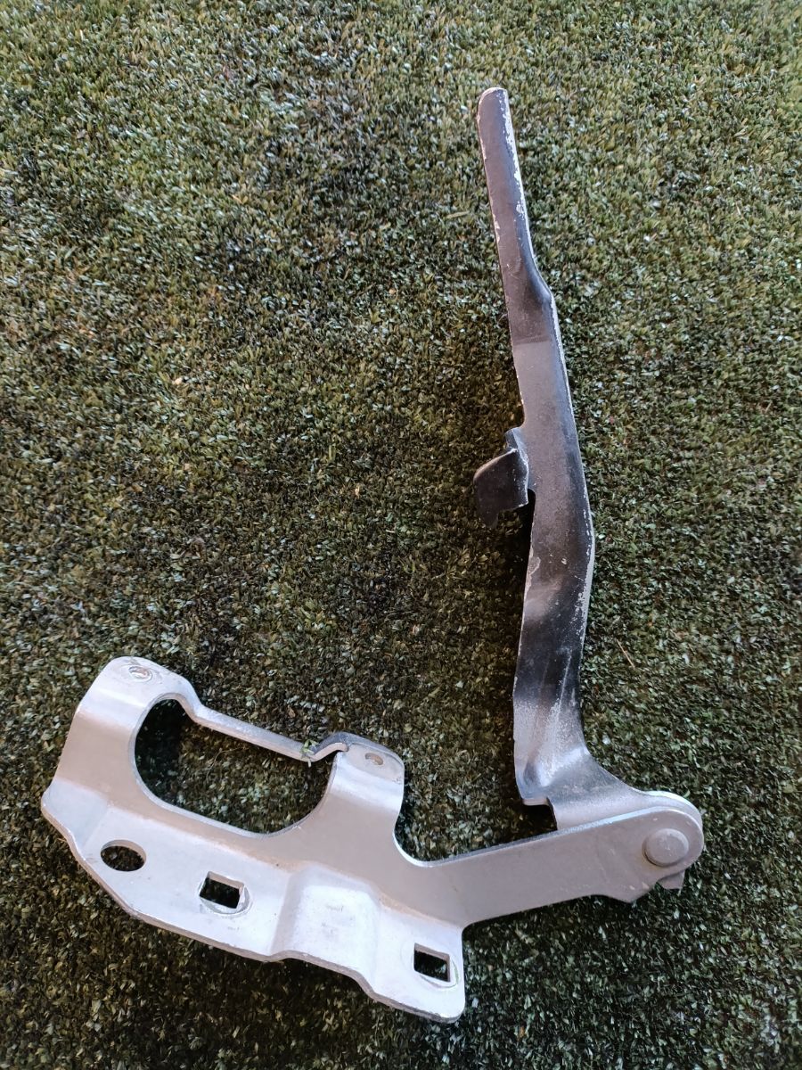 Петля капота ліва Nissan X-Trail T30 (2001-2007) 654018H300