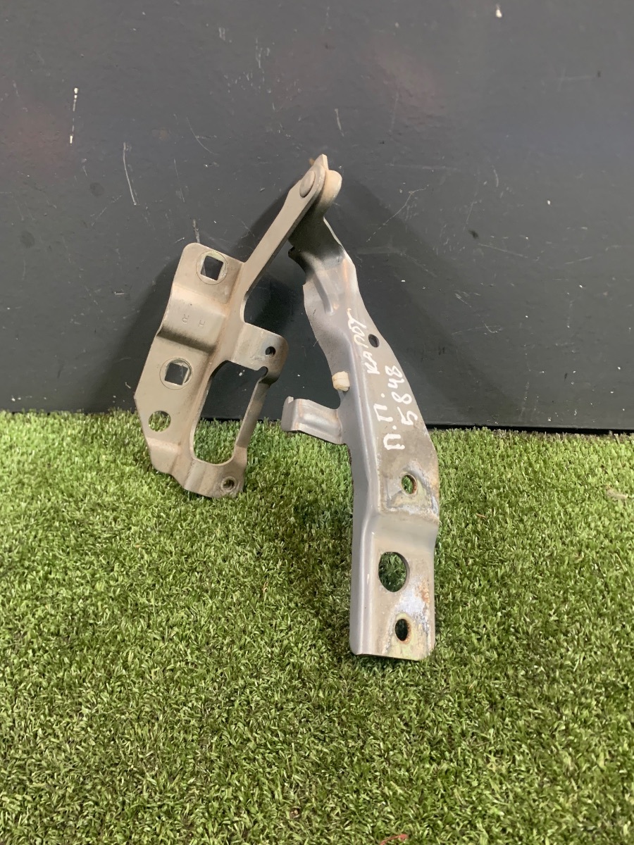 Петля капота права Nissan X-Trail T30 (2001-2007) 654008H300