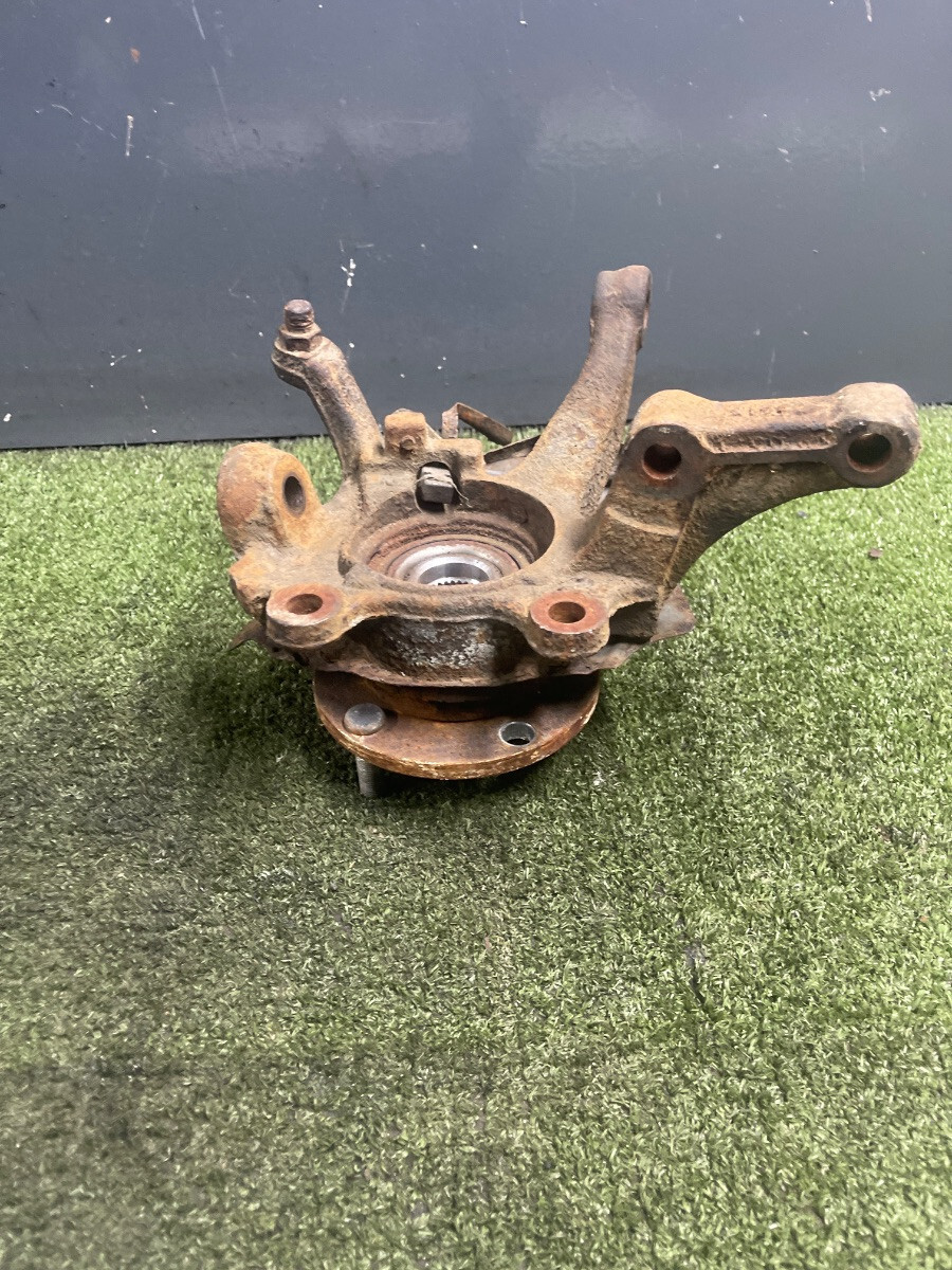 Поворотний кулак передні праві Nissan X-Trail T30 (2001-2007) 400148H300