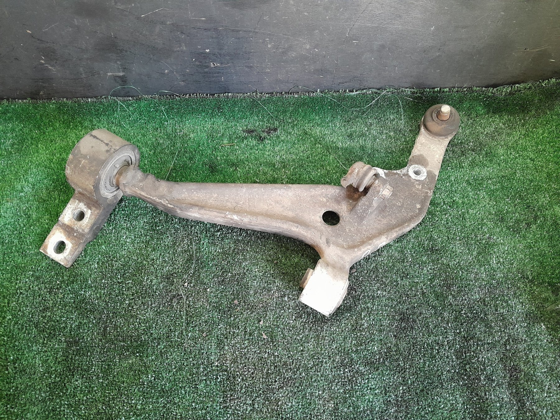 Ричаг передньої підвіски нижній, правий дефект (під заміну шарова ) Nissan X-Trail T30 (2001-2007) 545008H310