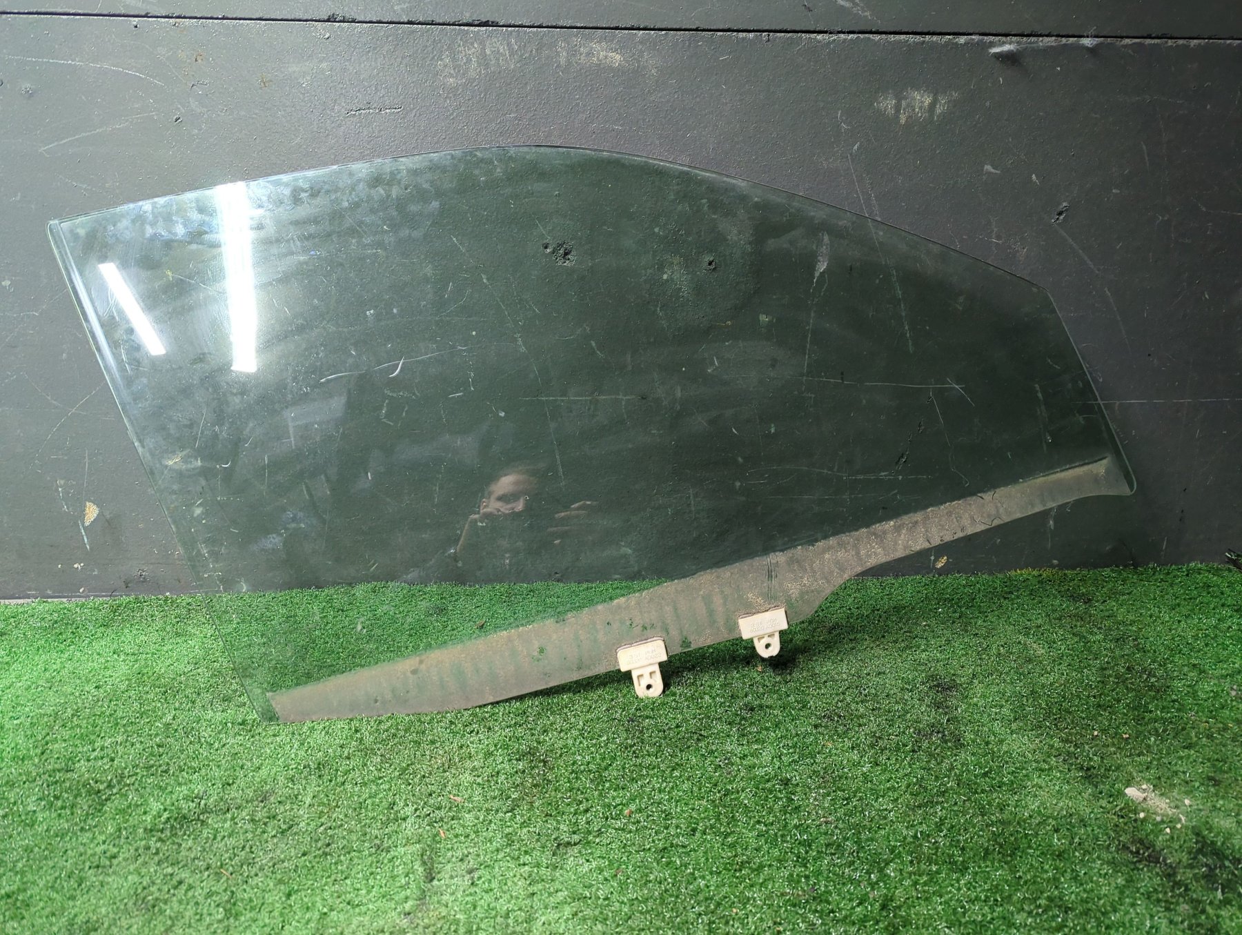 Скло передніх правих дверей (дефект подряпини) Nissan X-Trail T30 (2001-2007) 803008H300