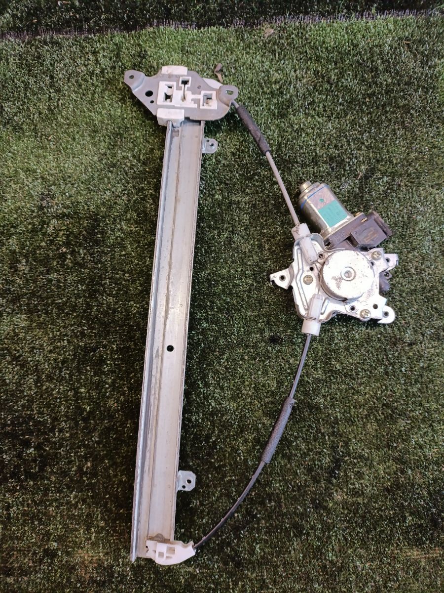 Скло підйомник перед правий Nissan X-Trail T30 (2001-2007) 807208H300