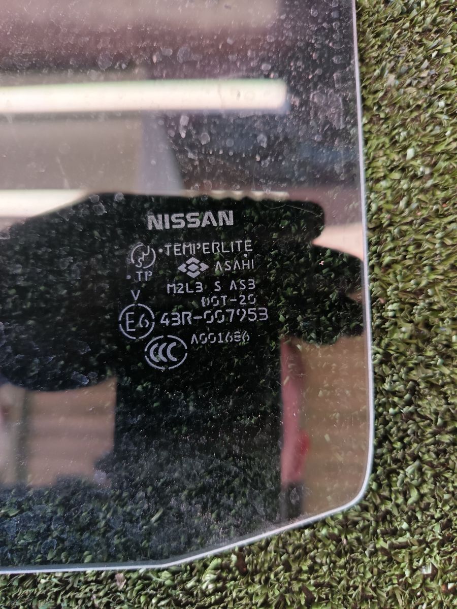 Скло задніх правих дверей Nissan X-Trail T30 (2001-2007) 823008H300