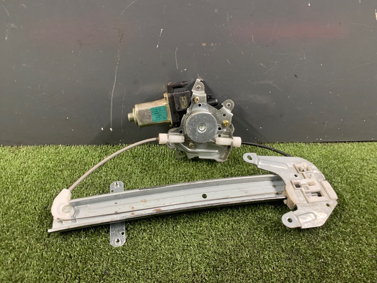 Склопідйомник задніх правих дверей в зборі Nissan X-Trail T30 (2001-2007) 827208H300