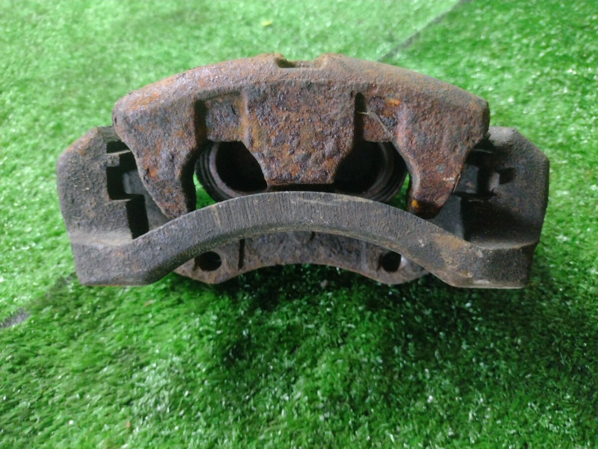 Супорт гальмівний передній лівий Nissan X-Trail T30 (2001-2007) 410118H300