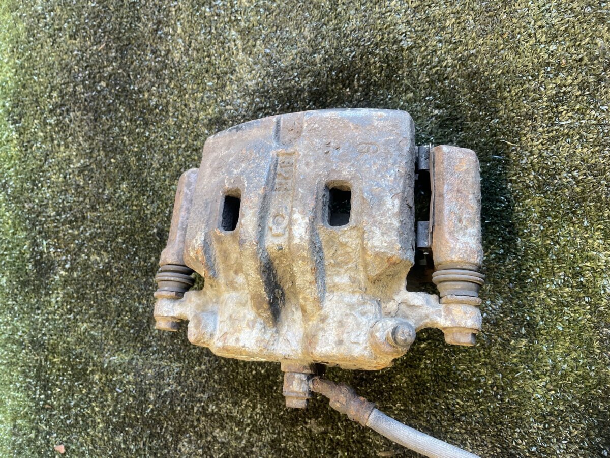 Супорт гальмівний передній правий Nissan X-Trail T30 (2001-2007) 410018H300