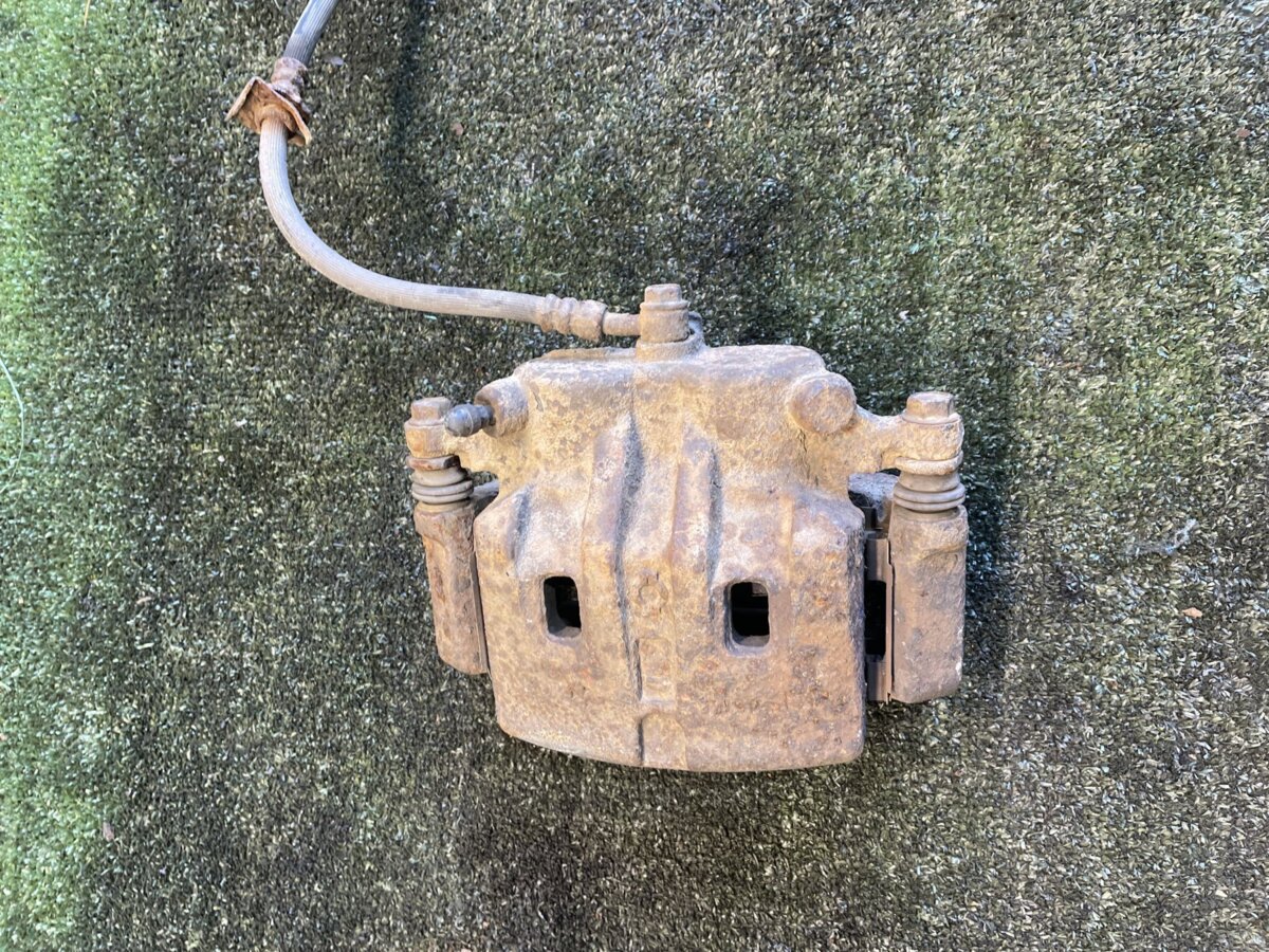 Супорт гальмівний передній правий Nissan X-Trail T30 (2001-2007) 410018H300