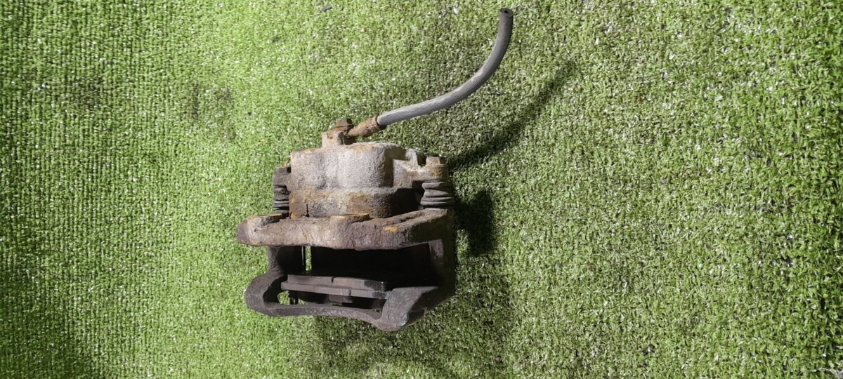 Супорт передній правий Nissan X-Trail T30 (2001-2007) 410018H300