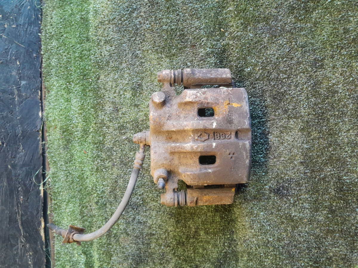 Супорт задній правий Nissan X-Trail T30 (2001-2007) 440018H300