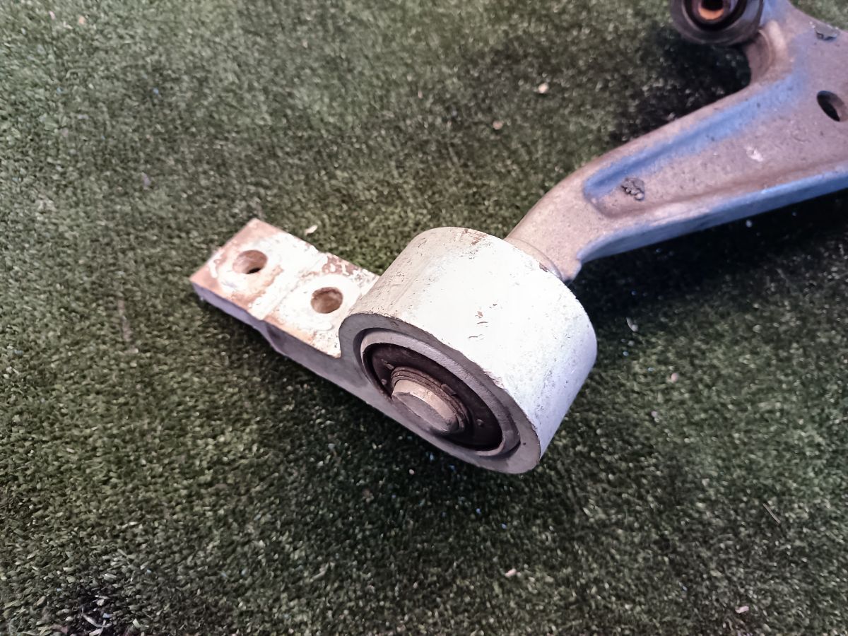 Важіль передній правий Nissan X-Trail T30 (2001-2007) 545008H310