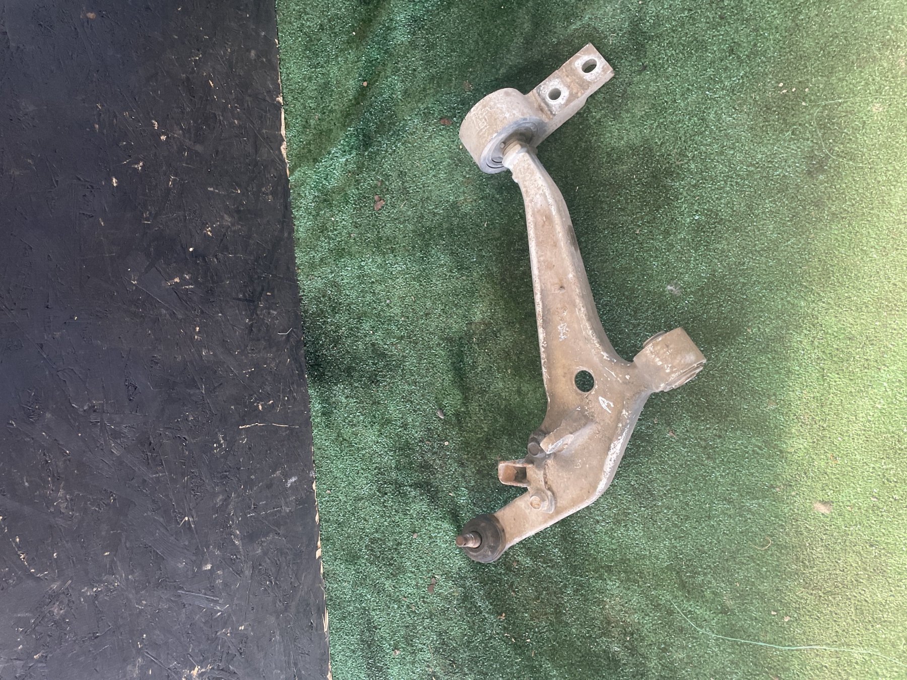 Важіль передньої підвіски нижній правий Nissan X-Trail T30 (2001-2007) 545008H310