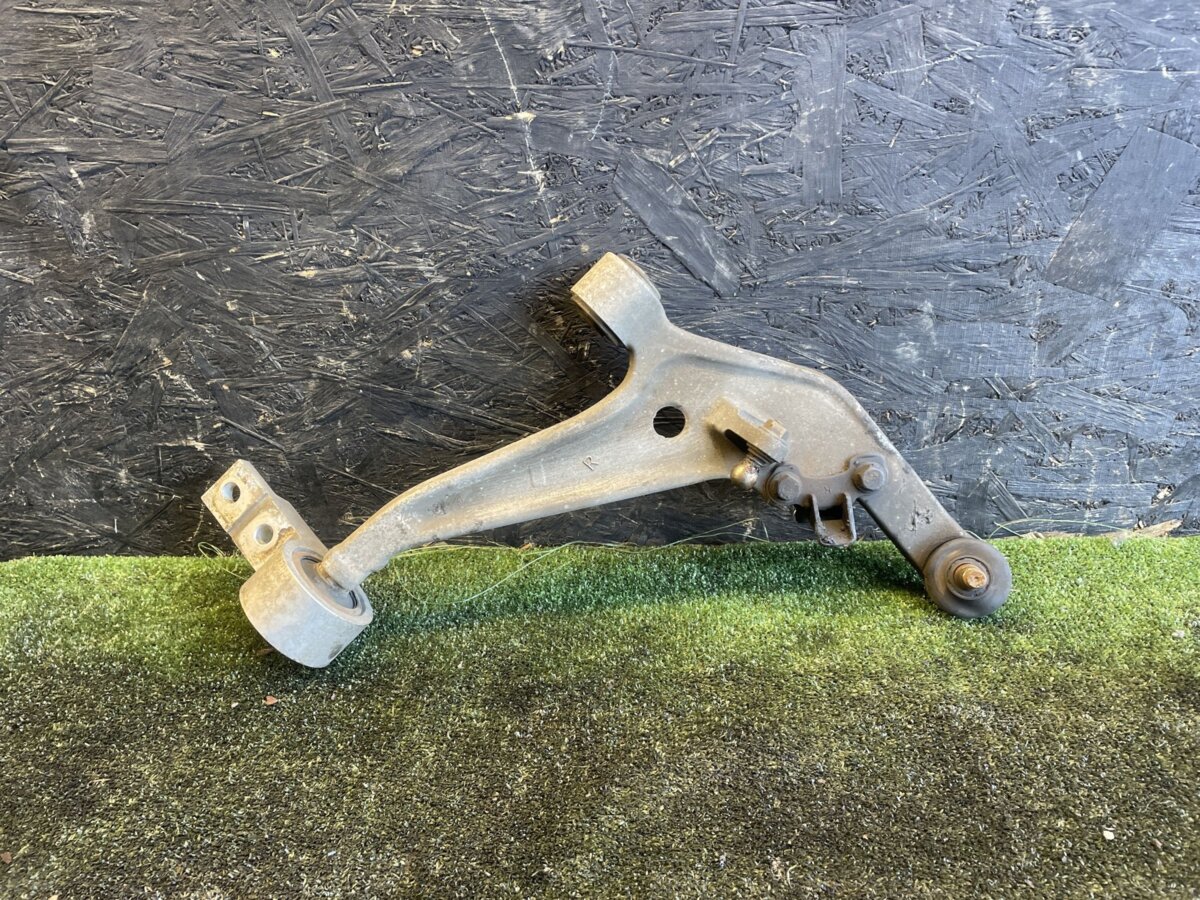 Важіль передньої підвіски нижній правий Nissan X-Trail T30 (2001-2007) 545008H310