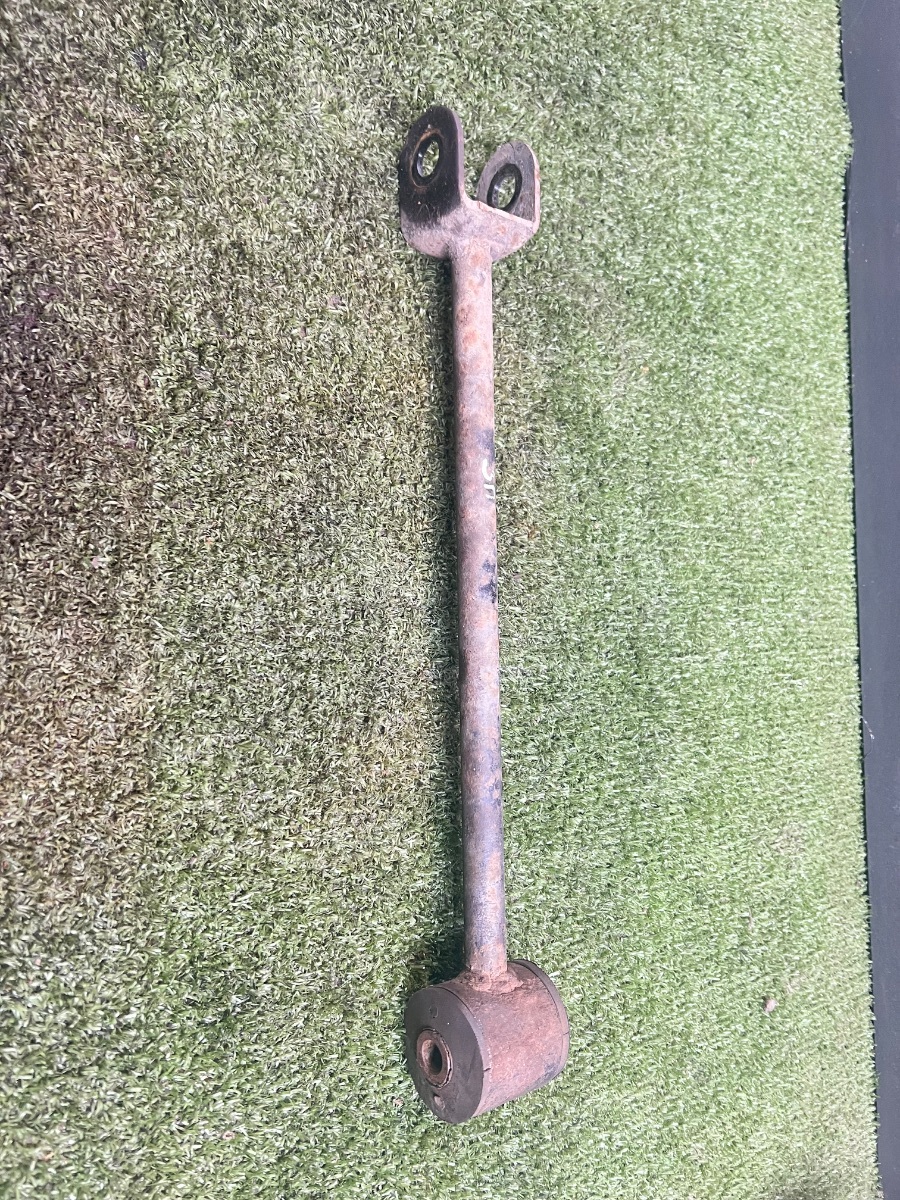 Важіль задньої підвіски подовжній нижній, лівий/правий Nissan X-Trail T30 (2001-2007) 551108H505