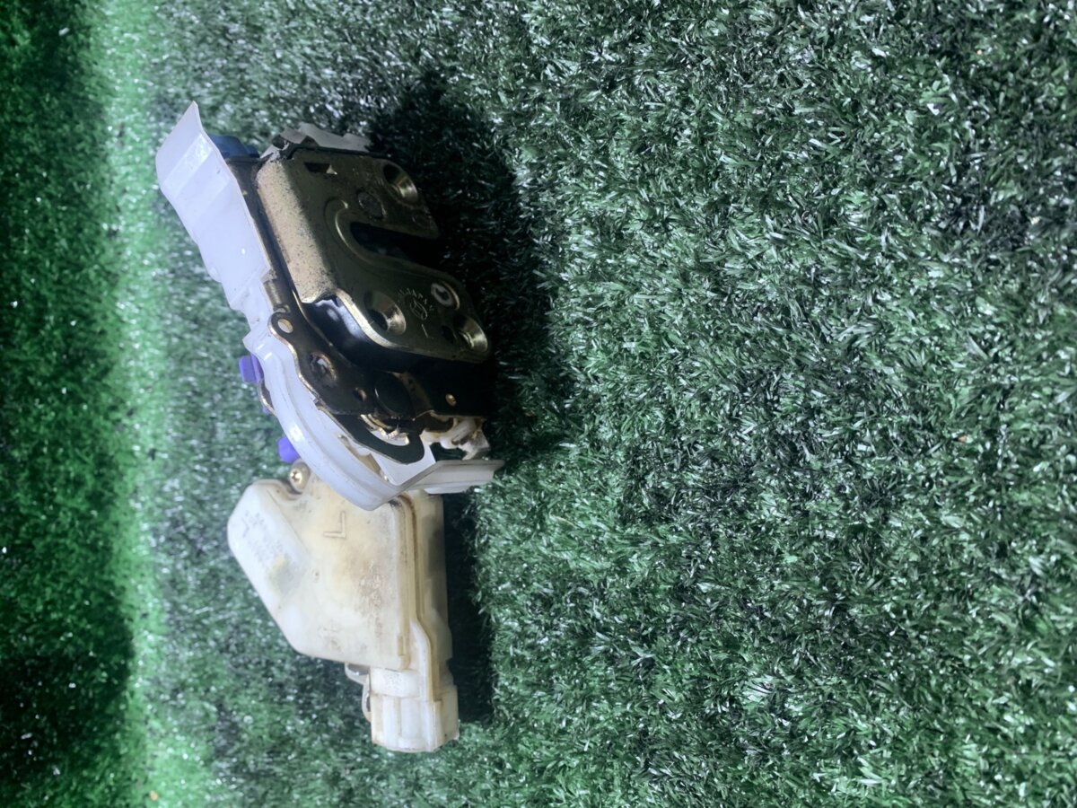 Замок дверей  передній лівий Nissan X-Trail T30 (2001-2007) 80553AA210