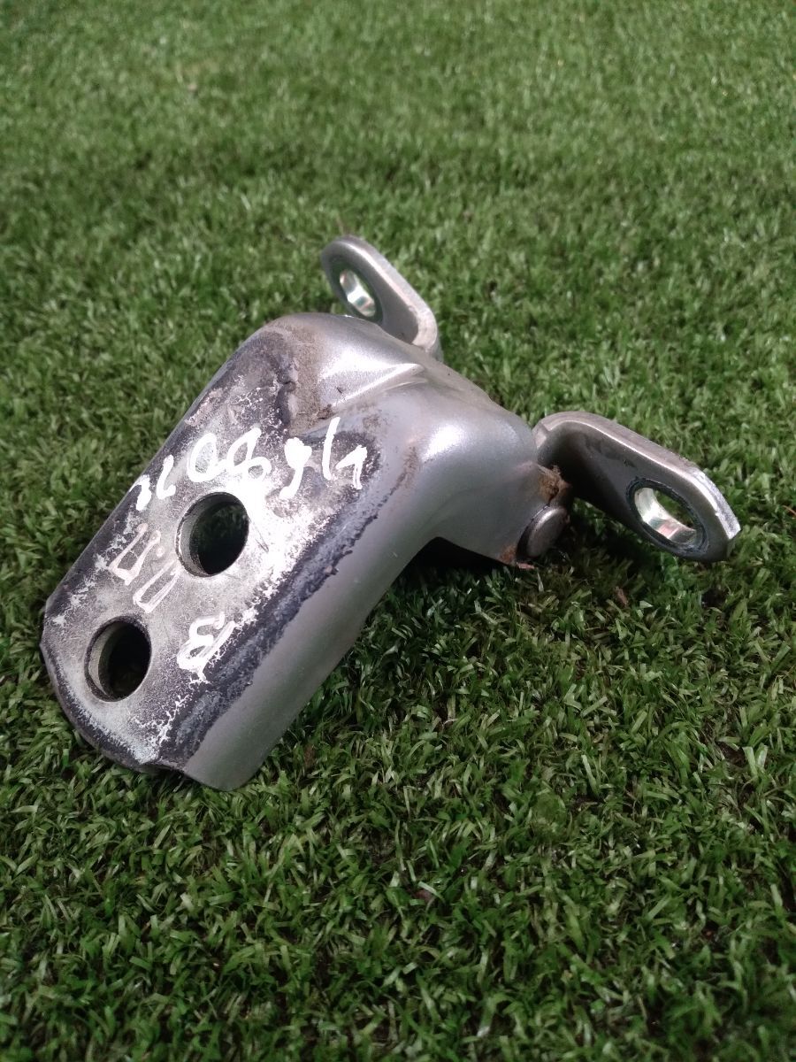 Петля дверей верхня передня права Nissan X-Trail T31 (2007-2013) 824214P00A