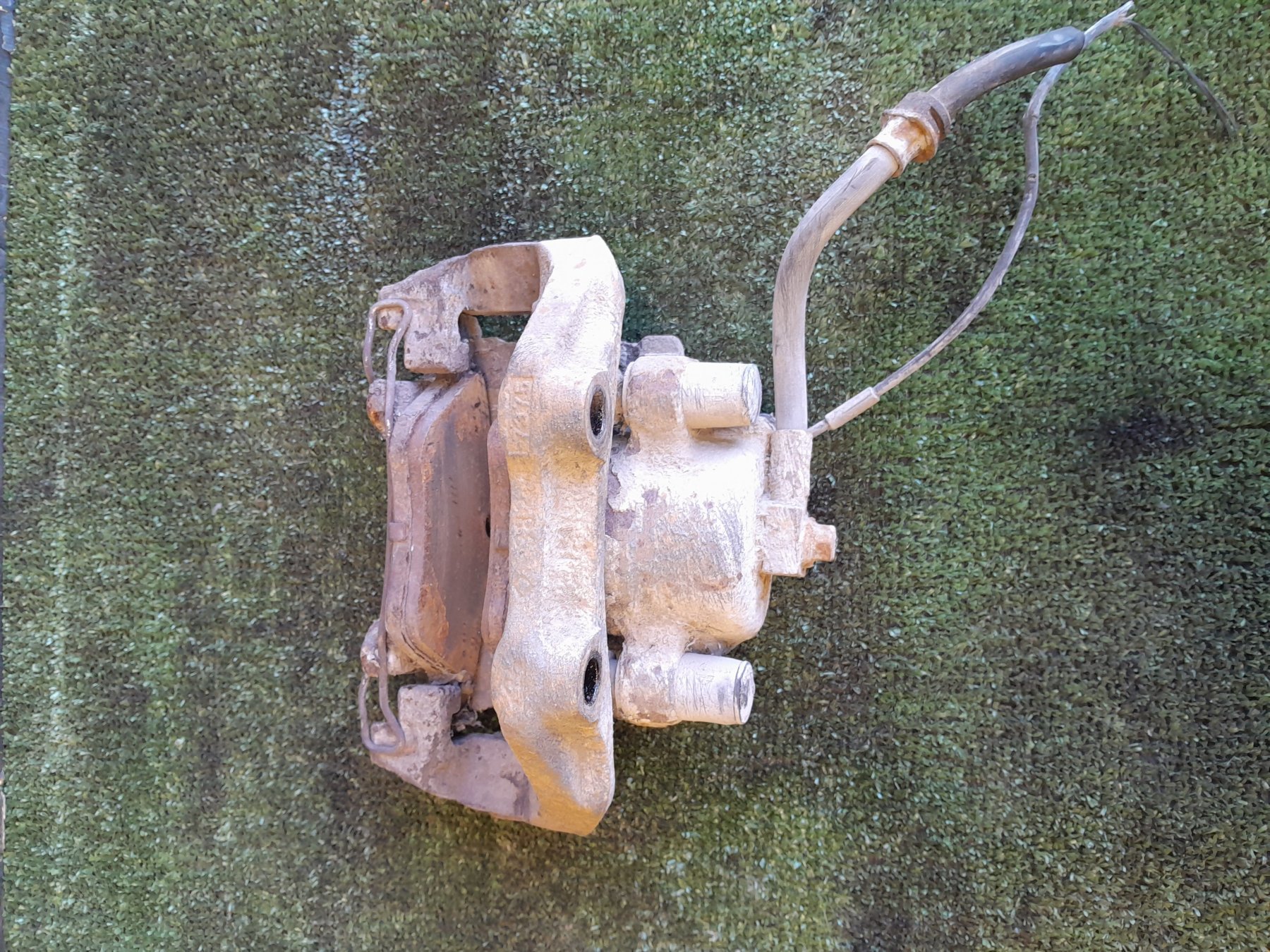 Супорт лівий передній Opel Omega B (1994-2003) 90509196