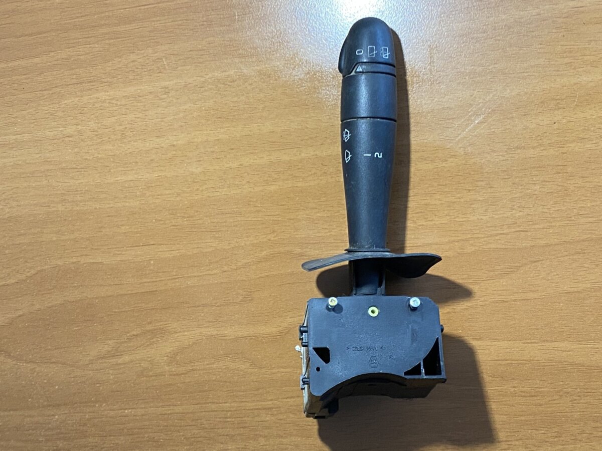 Подрулевой переключатель прав Renault Kangoo I (1997-2009) 8200379526