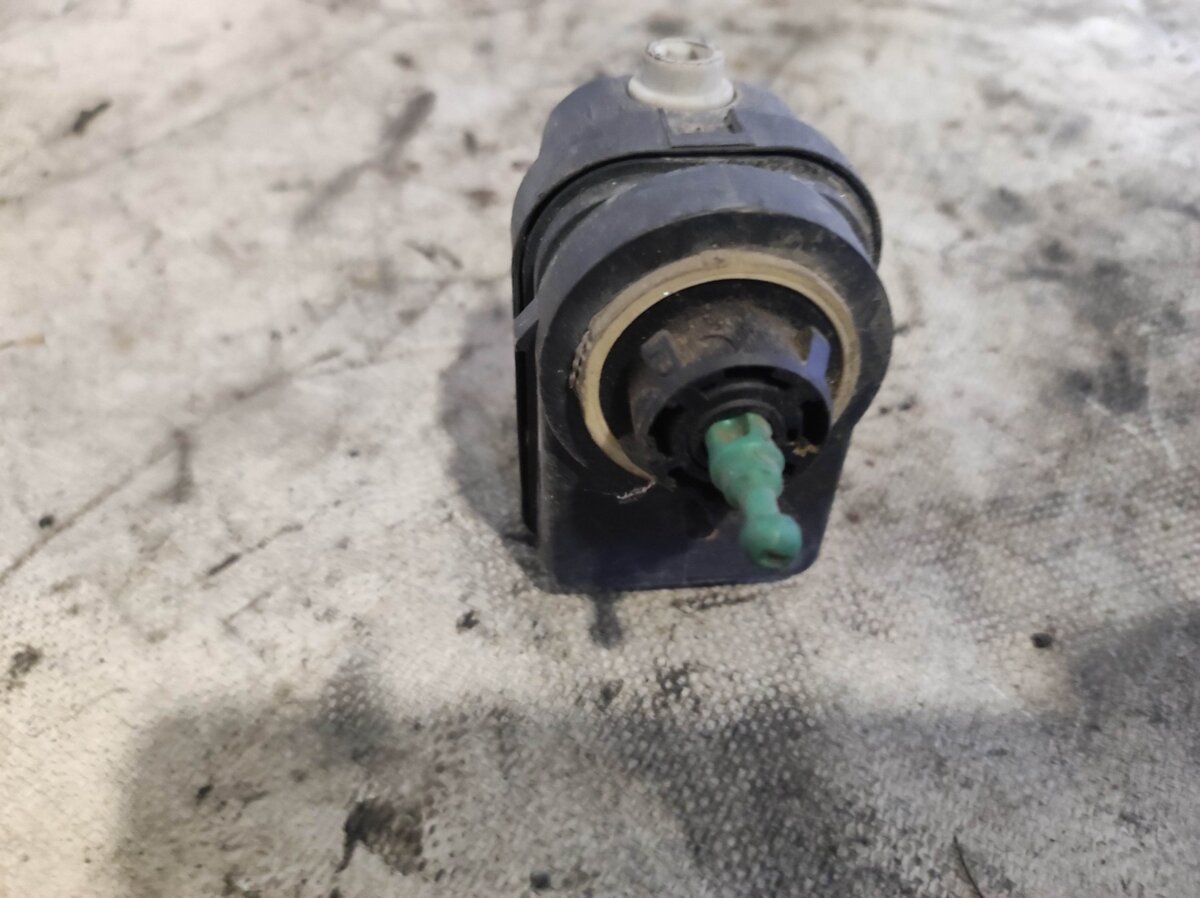 автоматичний коректор фар; гідрокоректор фар; датчик дорожнього просвіту; регулятор висоти фари; коректор фари Renault Laguna II (2001-2007) 7700840141