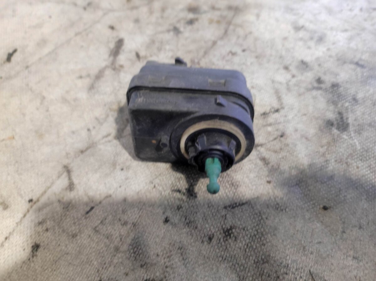 автоматичний коректор фар; гідрокоректор фар; датчик дорожнього просвіту; регулятор висоти фари; коректор фари Renault Laguna II (2001-2007) 7700840141